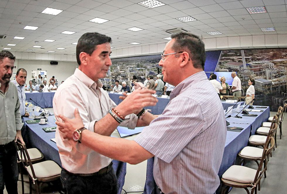 COORDINACIÓN. Farah y Arce en la reunión.