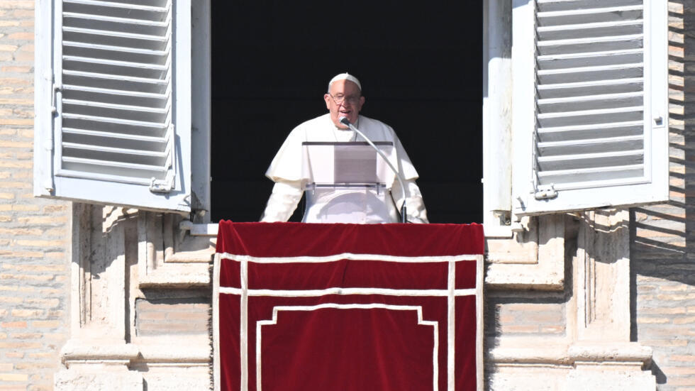 El papa Francisco habla desde el balcón del palacio apostólico durante el ángelus dominical, a los fieles congregados en la plaza de San Pedro del Vaticano el 17 de noviembre de 2024