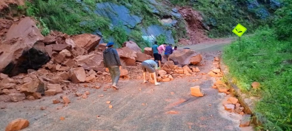 Derrumbes afectan la circulación en tres puntos de la ruta Tarija - Entre Ríos