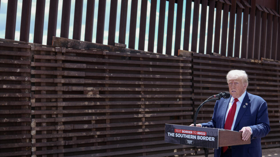 El entonces candidato republicano a la presidencia de EEUU, Donald Trump, habla sobre migración frente al muro fronterizo con México, en Montezuma Pass (Arizona), el 22 de agosto de 2024