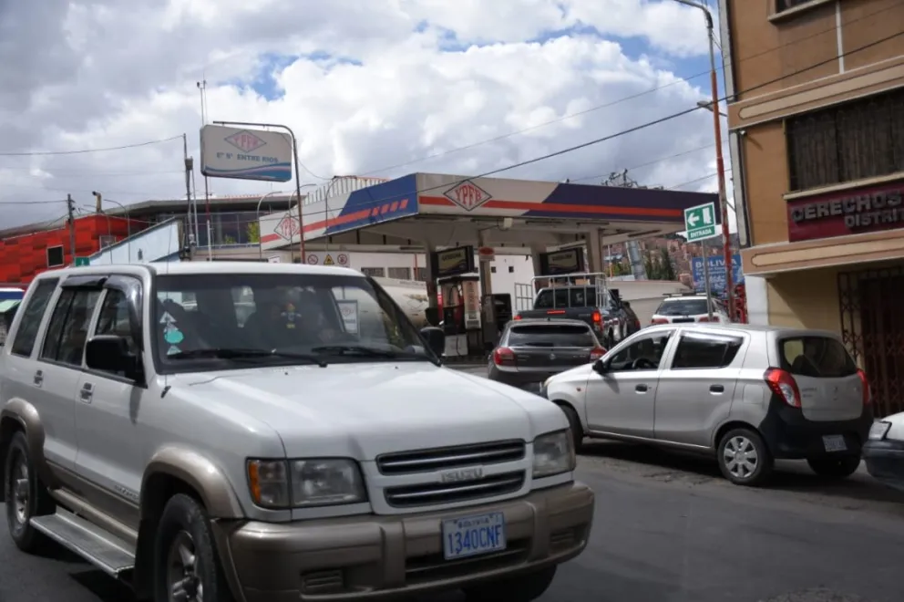 Filas por combustible la semana pasada en una estación de servicio, centro de La Paz. Foto APG.