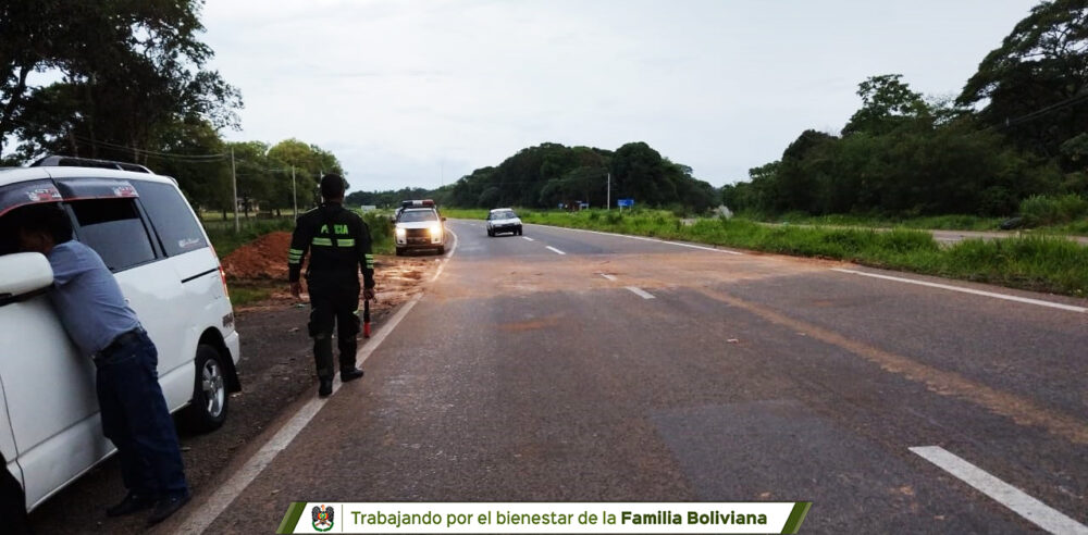 Policía persuade a bloqueadores y restablece circulación en la vía Santa Cruz - Cochabamba