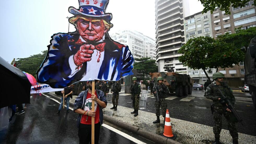 Un manifestante sostiene un recorte de cartón con la figura del presidente electo de Estados Unidos, Donald Trump, disfrazado de Tío Sam durante una marcha de apoyo al pueblo palestino en la playa de Copacabana en Rio de Janeiro, Brasil, el 16 de noviembre de 2024, antes de la Cumbre del G20.