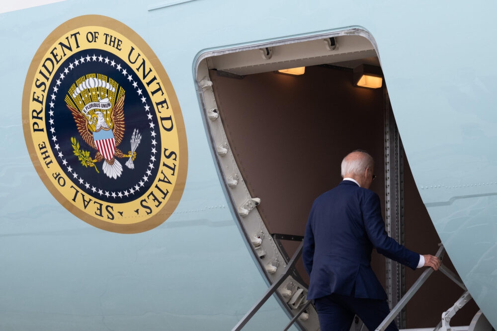 El presidente de Estados Unidos, Joe Biden, sube al Air Force One antes de partir del Aeropuerto Internacional de Galeao de Rio de Janeiro, Brasil, el 19 de noviembre de 2024, tras participar en la Cumbre del G20.