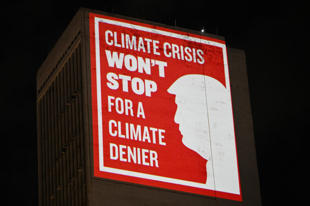 Ambientalistas proyectan una imagen con la silueta del presidente electo de Estados Unidos, Donald Trump, durante la cumbre del G20 en Rio de Janeiro, Brasil, el 18 de noviembre de 2024.