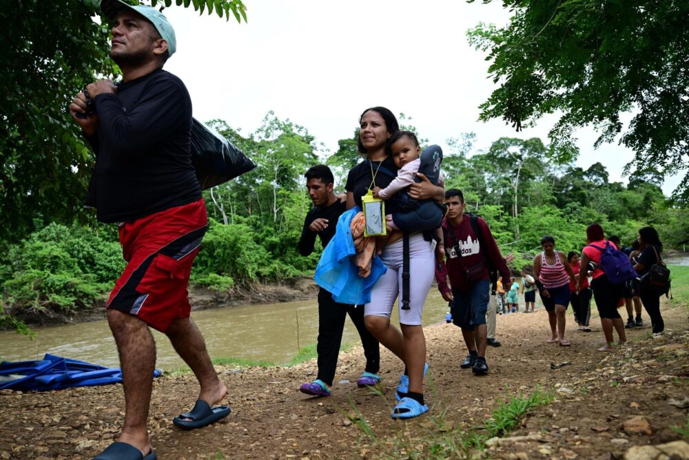 Una mujer migrante, con una niña en brazos, llega al albergue de Lajas Blancas, Darién, Panamá, el 26 de septiembre de 2024