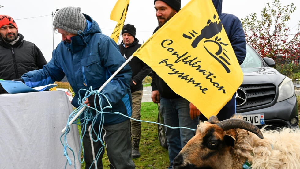 Unos agricultores se manifiestan contra el acuerdo comercial Unión Europea-Mercosur el 21 de noviembre de 2024 en Reims, en el noreste de Francia