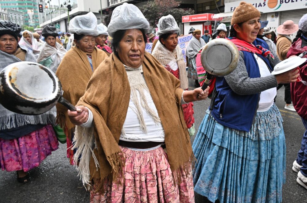 Una mujer golpea sartenes durante una manifestación para protestar por la escasez de combustible y dólares en La Paz, el 21 de noviembre de 2024.