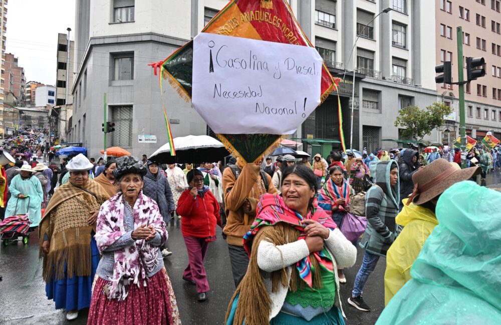 Manifestantes protestan contra la escasez de combustible y dólares en La Paz, el 21 de noviembre de 2024.