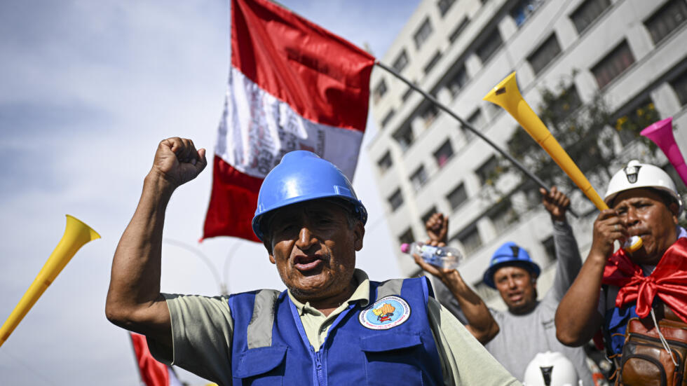 Mineros artesanales protestan frente al Congreso de Perú en Lima el 22 de noviembre de 2024