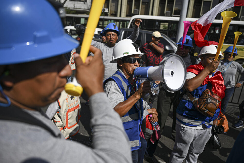 La Sociedad Nacional de Minería y Petróleo, que reúne a las mayores mineras del país, rechaza ampliar plazos alegando que "fomenta la minería ilegal"