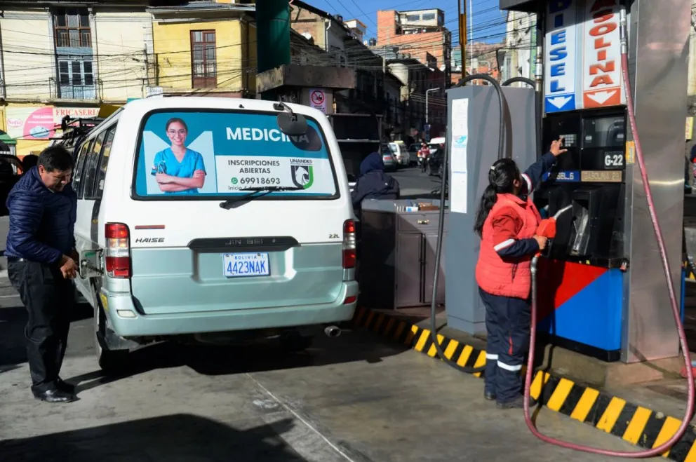 Un minibús espera cargar combustible en una estación de servicio. Foto: ABI