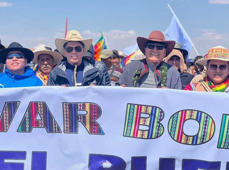 Andrónico Rodríguez acompaña a Evo Morales en la marcha de Caracollo a La Paz