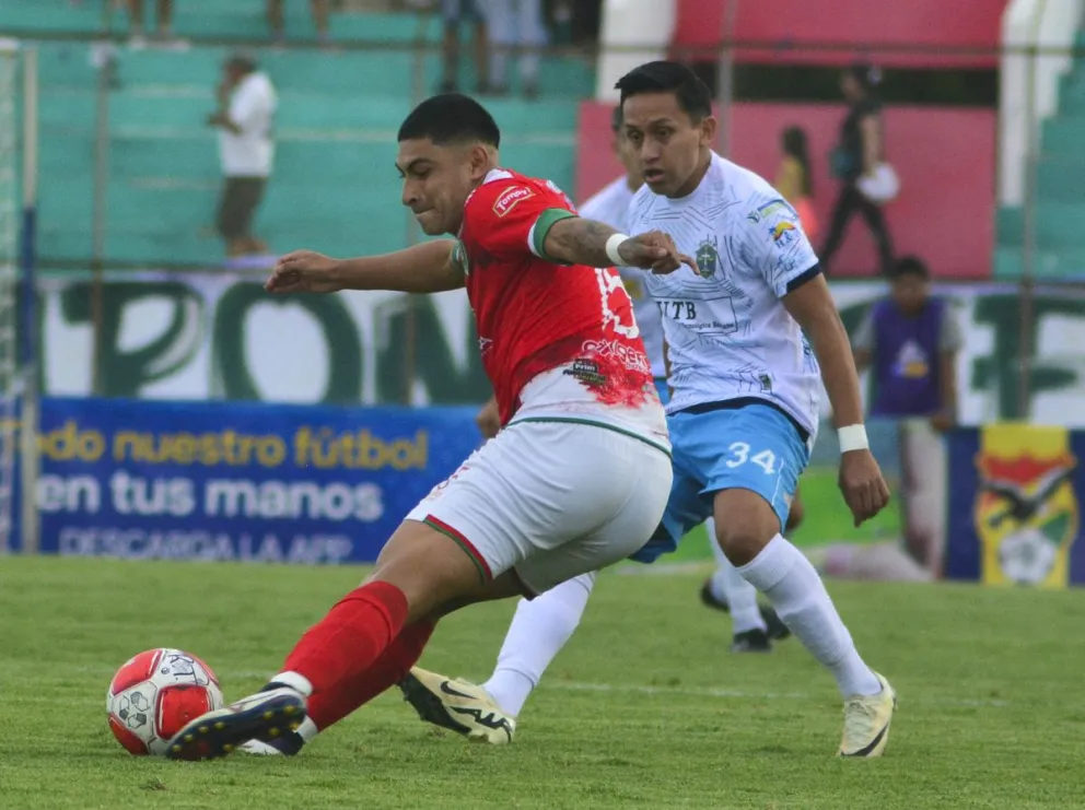 Orellana (izq.), jugador de Tomayapo, intenta sacar un centro marcado por Mendoza de San Antonio. Foto: APG