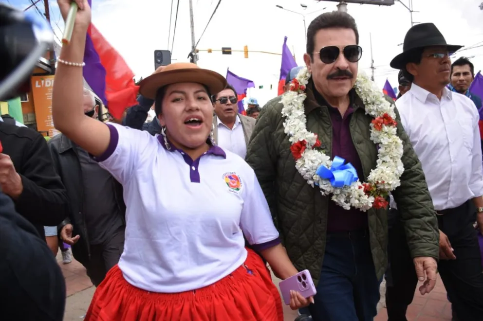 El alcalde de Cochabamba y líder de la agrupación Súmate, Manfred Reyes Villa, durante su recorrido en El Alto. Foto: APG.