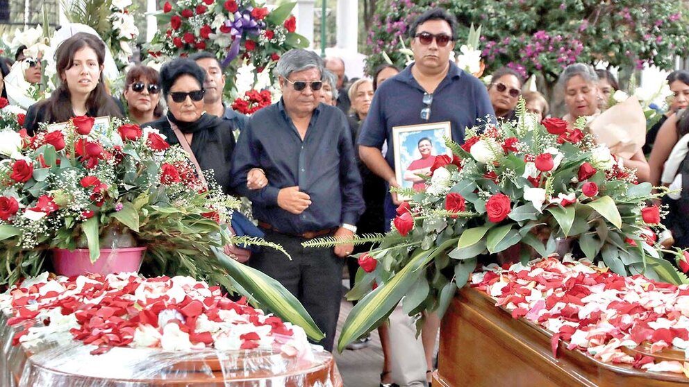 El 21 de noviembre, los hermanos Thadhashy y Auristela Liza Loroña M. fueron despedidos en el Cementerio General de Cochabamba./ APG