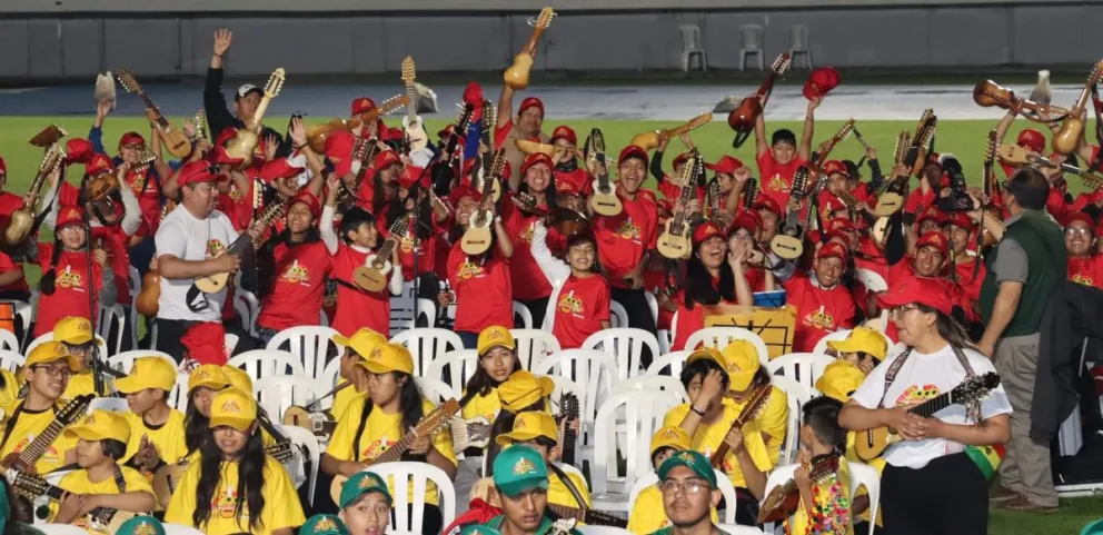 Una parte de los charanguistas que se reunieron en Cochabamba. Foto: TDT Multimedia.