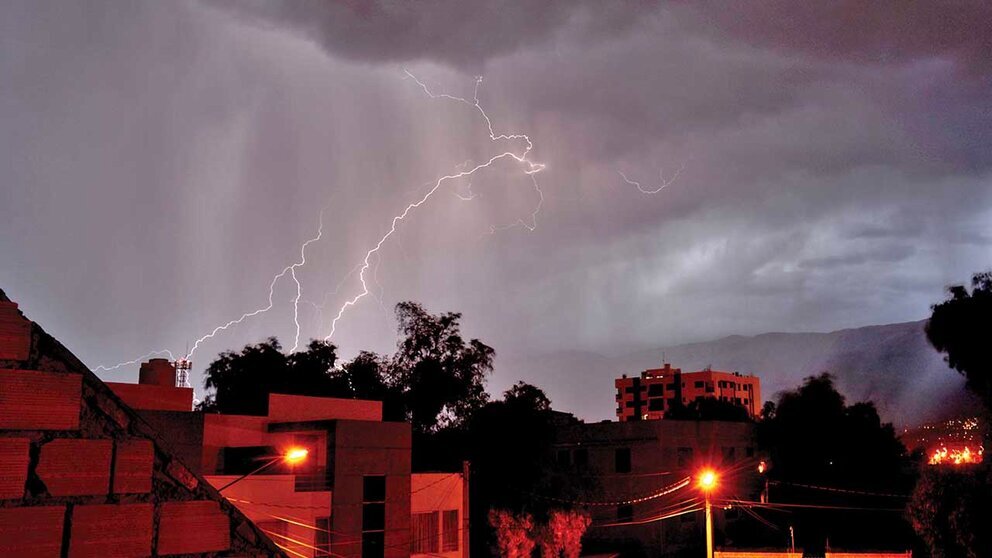 Una tormenta eléctrica en la ciudad de Cochabamba. CRÉDITO: DICO SOLÍS