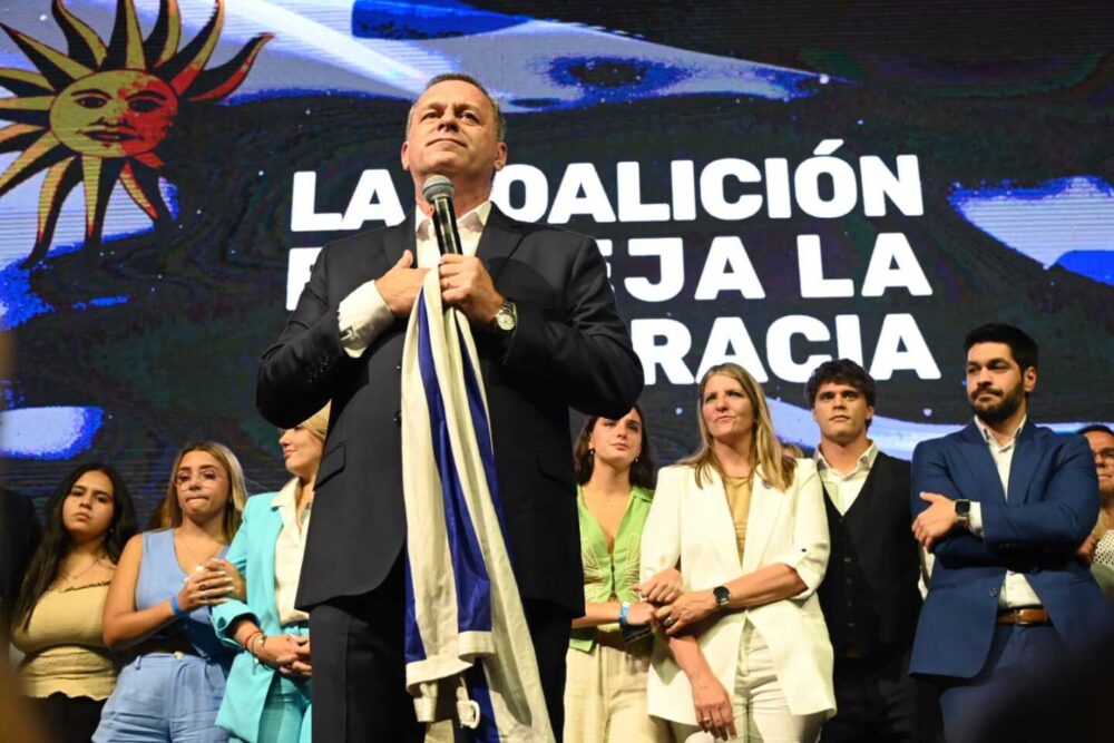 Álvaro Delgado en su discurso, reconociendo la victoria de Yamandú Orsi.