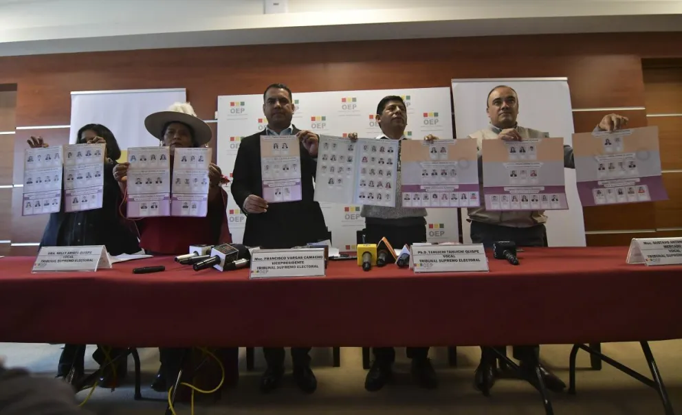 Vocales del TSE con las boletas de votación para las Elecciones Judiciales del 15 de enero. Foto: APG