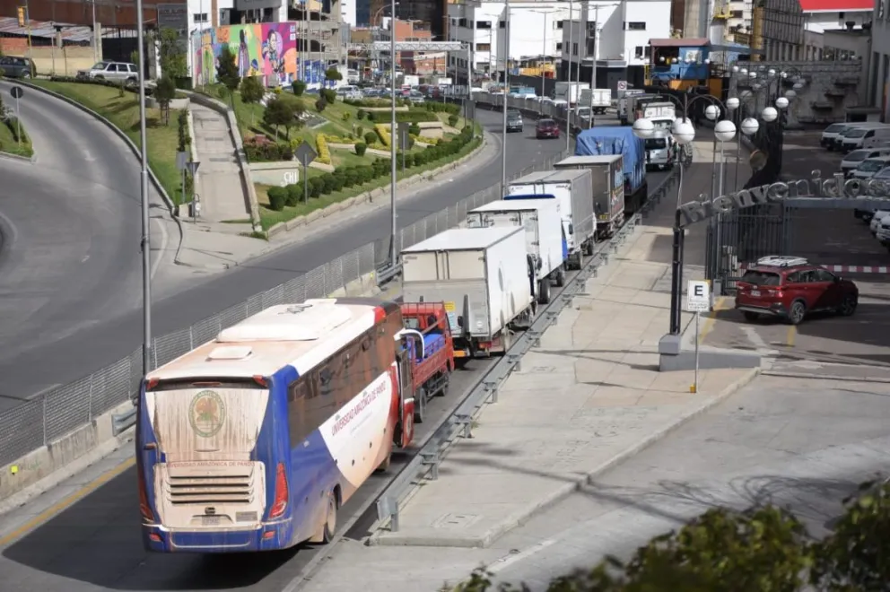 Filas de flotas del transporte interdepartamental para comprar diésel que está subvencionado. Foto APG