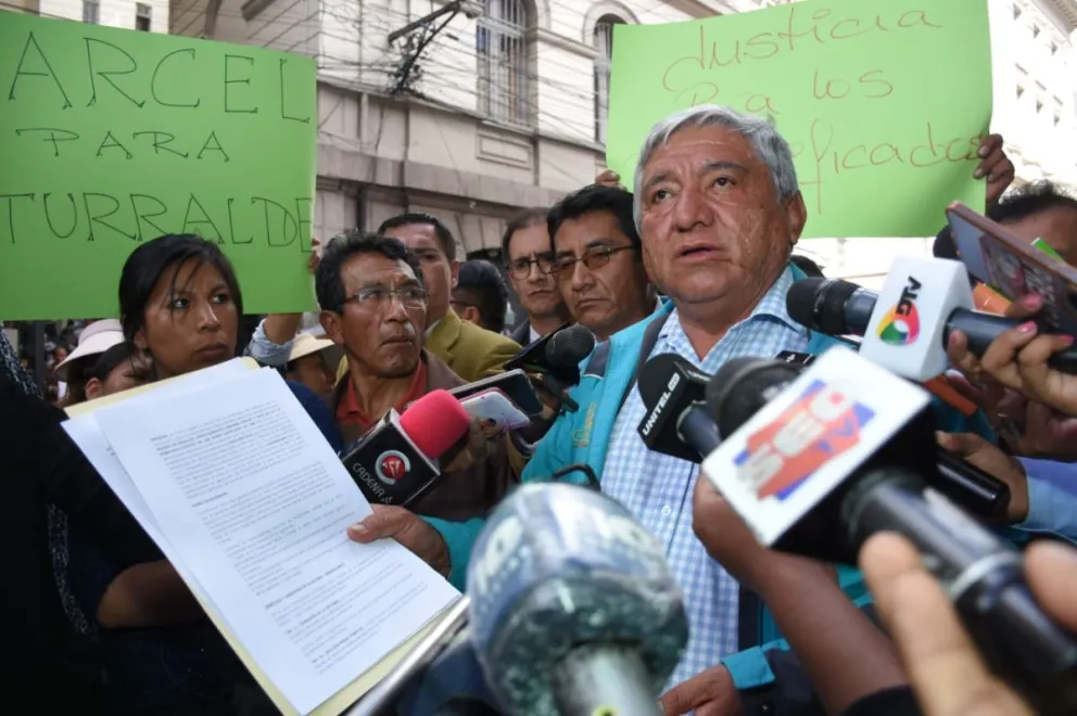 Iván Arias, alcalde de La Paz, declara a los periodistas en el ingreso al Ministerio Público. Foto: APG