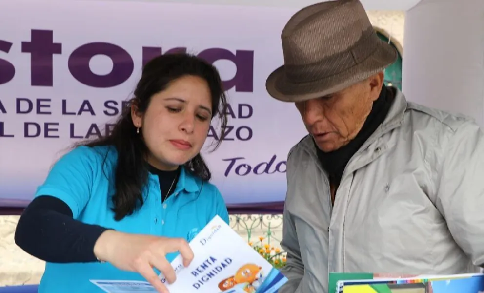 Una persona recibe el pago de la renta Dignidad. Foto. Abi