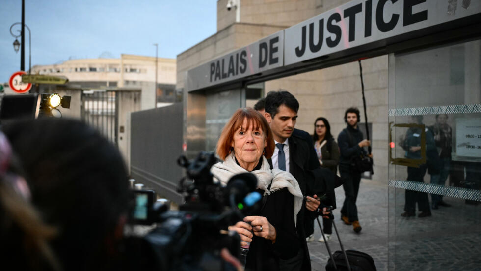 Gisele Pelicot sale del tribunal de Aviñón donde se juzga a su exmarido por drogarla durarnte años para que otros hombres la violaran, el 26 de noviembre de 2024 en la ciudad francesa