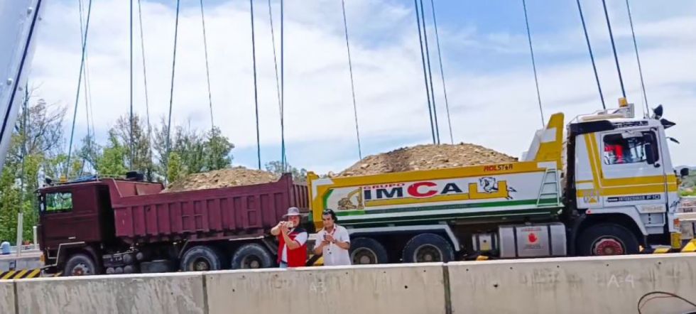 Alcaldía prueba la resistencia del puente 4 de Julio con 320 toneladas de carga