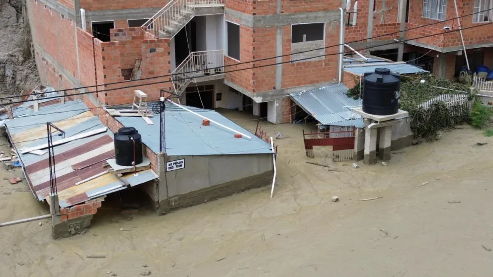 Casas en Bajo Llojeta afectadas por la mazamorra, el pasado sábado. Foto: EFE