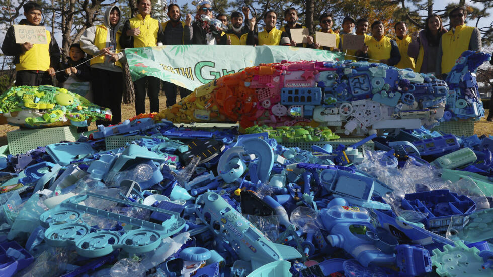 Activistas medioambientales organizan una concentración para pedir un tratado mundial sobre los plásticos antes de la quinta sesión del Comité Intergubernamental de Negociación sobre la Contaminación por Plásticos, que se celebrará del 25 de noviembre al 1 de diciembre en Busan, Corea del Sur, el sábado 23 de noviembre de 2024. (Son Hyung-joo/Yonhap vía AP)