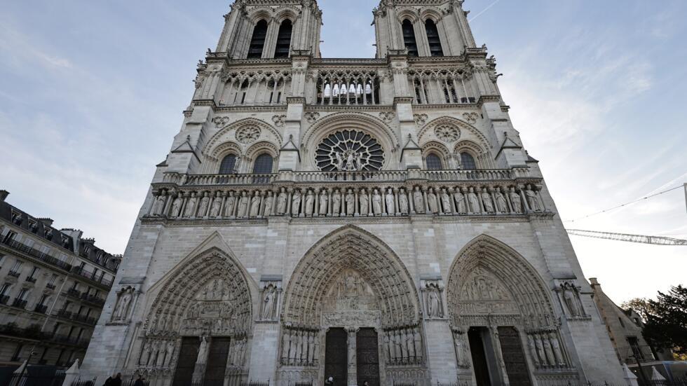 Una imagen de la fachada de la catedral de Notre Dame tomada el 29 de noviembre de 2024 en París, tras el fin de los trabajos de restauración