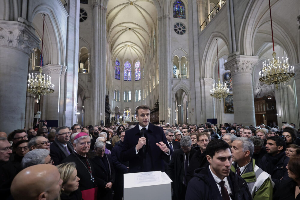 El presidente francés, Emmanuel Macron, habla ante los trabajadores de la reconstrucción de Notre Dame en la nave principal del templo, el 29 de noviembre de 2024 en París