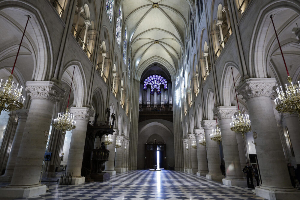 Una imagen de la nave central, el rosetón oeste y el órgano de la catedral de Notre Dame tomada el 29 de noviembre de 2024 en París, tras el fin de los trabajos de restauración