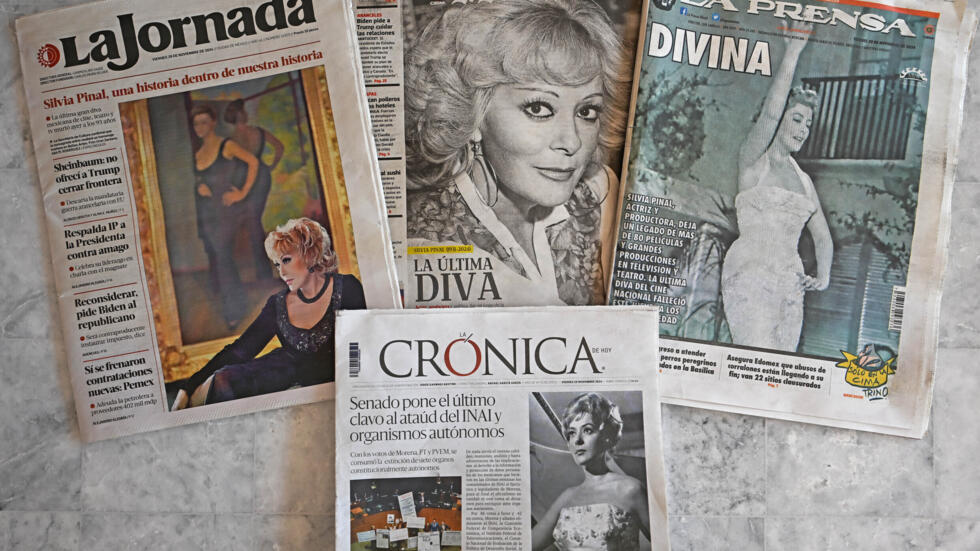 Una selección de periódicos mexicanos muestra en sus portadas la noticia de la muerte de la legendaria actriz Silvia Pinal.