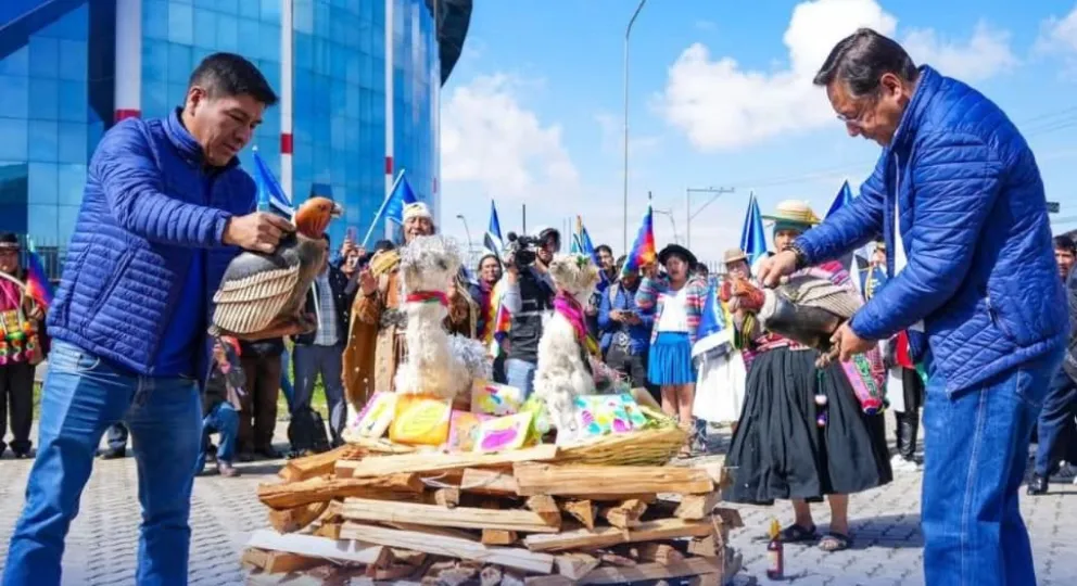 Con una ofrenda a la Pachamama, García y Arce celebraron el nuevo ciclo del MAS. Foto: MAS-IPSP