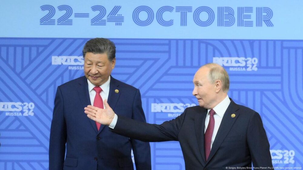 El presidente chino Xi Jinping (izquierda en la imagen) y su homólogo ruso en la última cumbre de los Brics en Kazán, Rusia (23.10.2024)