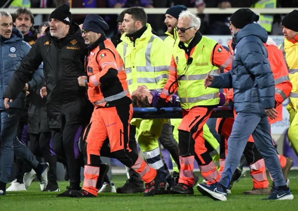 Imagen secundaria 1 - Suspendido el Fiorentina-Inter de Milán tras desplomarse Edoardo Bove en pleno partido