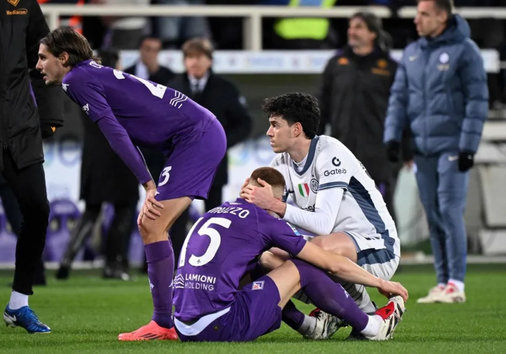 Imagen principal - Suspendido el Fiorentina-Inter de Milán tras desplomarse Edoardo Bove en pleno partido