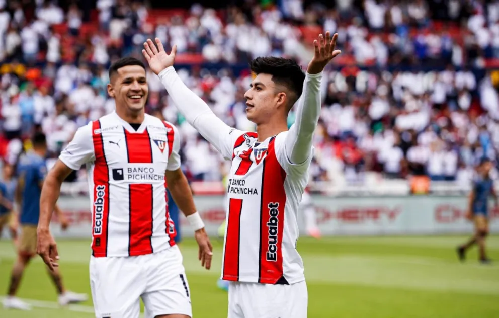 Villamil (der.) festeja el segundo gol que anotó. Foto: Liga de Quito.