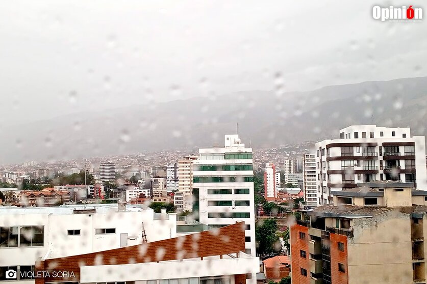 Lluvia en la ciudad de Cochabamba. VIOLETA SORIA