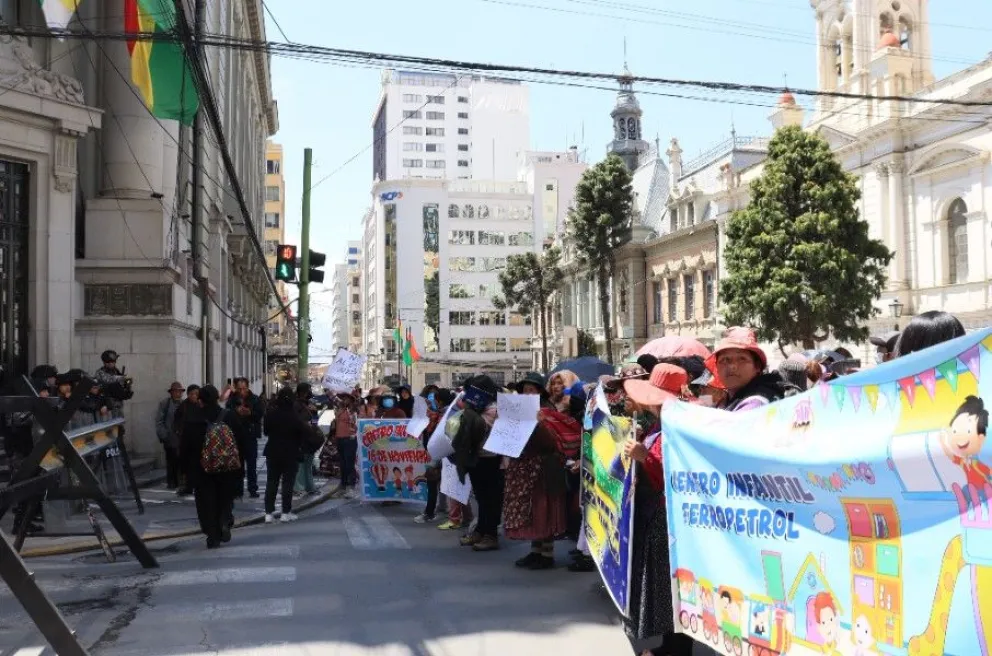 Madres de los 43 centros infantiles de El Alto marcharon en octubre hasta la ciudad de La Paz para exigir al gobernador la firma de un convenio que garantice la dotación de alimentos. Foto: APG