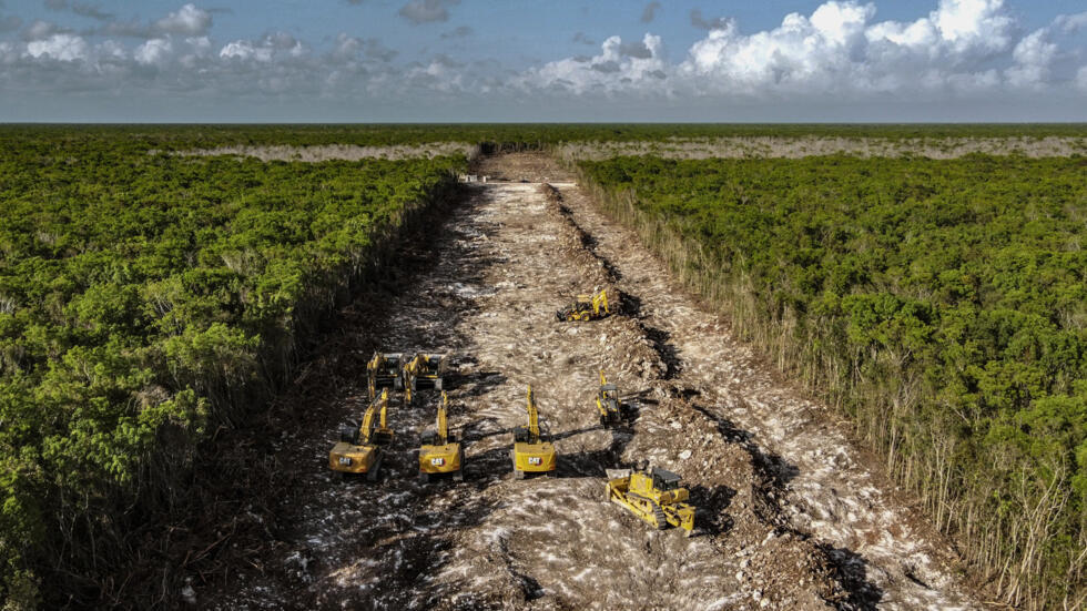 Vista aérea que muestra la construcción del Tren Maya entre Tulum y Playa del Carmen, estado de Quintana Roo, México, el 14 de abril de 2022. LSegún un reporte de la NASA, la selva maya ha perdido el 33% de su cobertura forestal en 23 años. La causa principal es la industria ganadera.