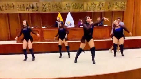 Escándalo en Ecuador por presentación de bailarinas de tecnocumbia en el Parlamento (VIDEO)