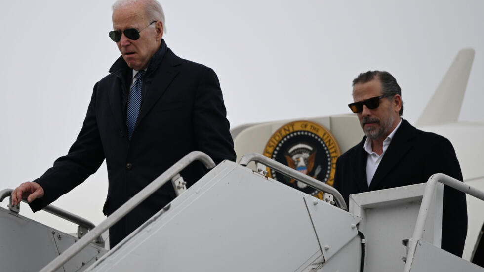 El presidente estadounidense Joe Biden y su hijo Hunter bajan del Air Force One en Siracusa, en el estado de Nueva York, el 4 de febrero de 2023