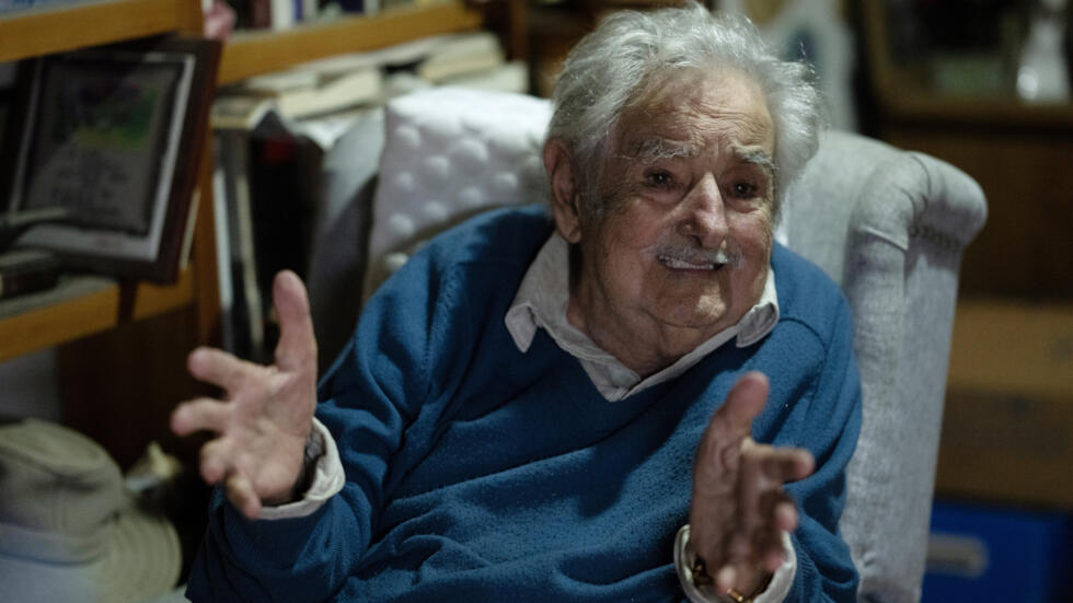 El expresidente de Uruguay (2010-2015) José Mujica gesticula durante una entrevista con la AFP en su casa de Montevideo el 28 de noviembre de 2024.