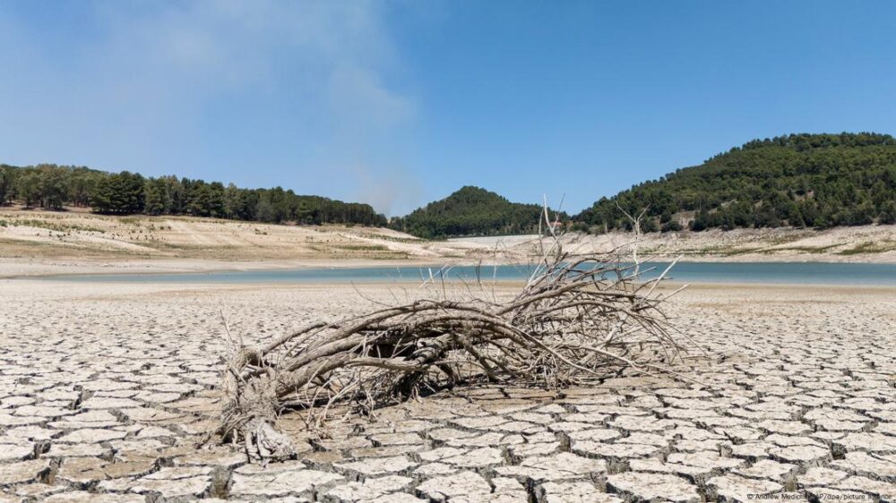 Tierra totalmente seca en el lago Fanaco, Sicilia, Italia, cerca de Agrigento.