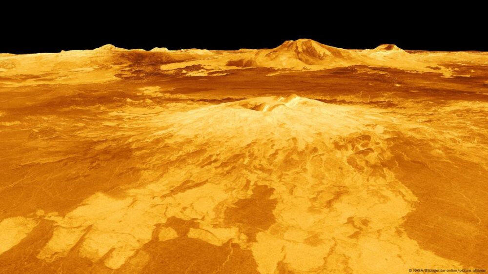 Vista generada por ordenador de la superficie de Venus con el volcán Sapas Mons y coladas de lava extendiéndose por llanuras fracturadas.