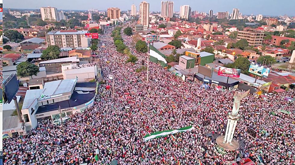 PANORAMA. La masiva concentración de ayer, domingo, en torno al Cristo Redentor en Santa Cruz. 