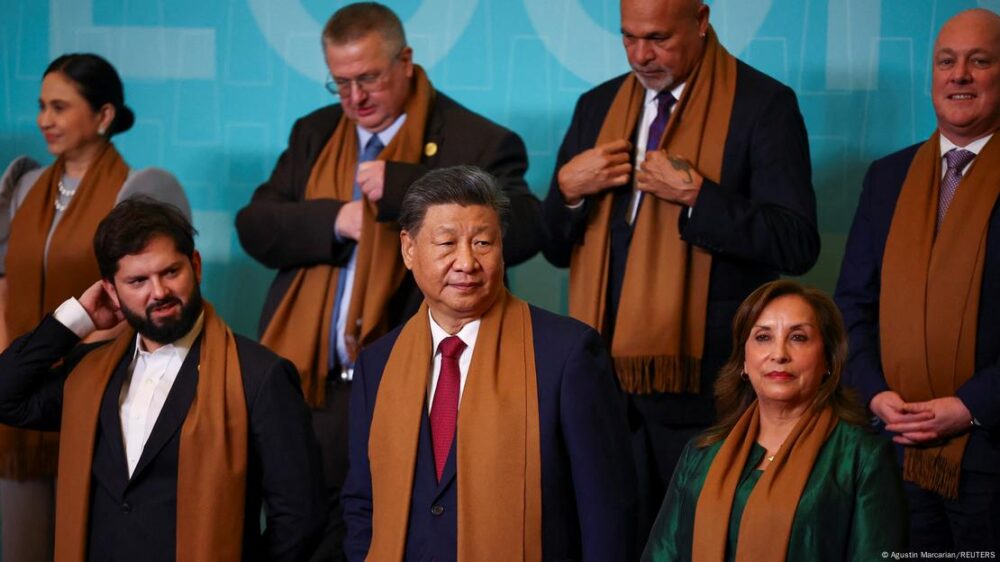 Gabriel Boric, presidente de Chile y el presidente de China, Xi Jinping, durante cumbre de APEC en Lima.